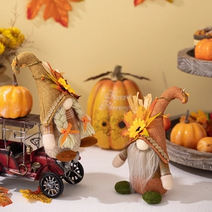 Gnomes de Thanksgiving avec chapeaux de tournesol et décorations de feuilles d'érable