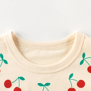 T-shirt fille en coton beige avec imprimé cerise et col rond côtelé de qualité