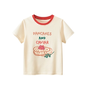 Détail d'un t-shirt enfant en coton avec imprimé pancakes et col rond rouge contrasté