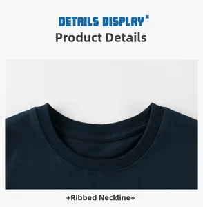 Dettaglio dello scollo a costine di questa maglietta per bambini blu navy di alta qualità