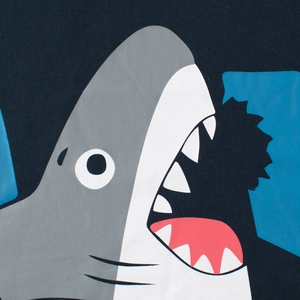 T-shirt in cotone blu scuro per bambino con vivace stampa a forma di squalo sul davanti