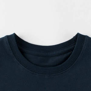 T-shirt blu scuro in cotone per bambini con girocollo e finiture in maglia resistenti