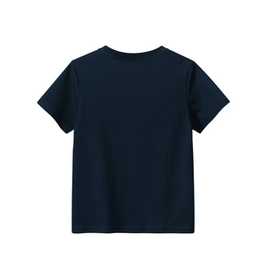 Vista posteriore di una classica maglietta blu scuro a maniche corte per bambini su bianco