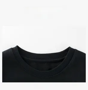 Nahaufnahme des gerippten Rundhalsausschnitts eines schwarzen Baumwoll-T-Shirts