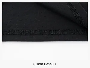 Detailansicht des doppelt genähten Saums eines schwarzen Baumwoll-T-Shirts für Kinder