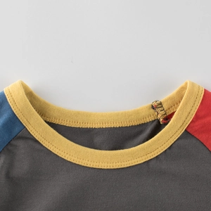 Kids color-block crew neck T-shirt with contrasting raglan sleeves in cotton fabric
