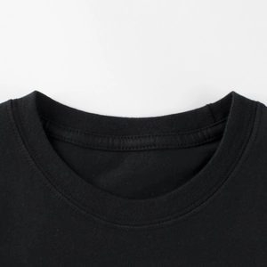 T-shirt enfant en coton noir avec détail d'encolure ronde à double couture robuste
