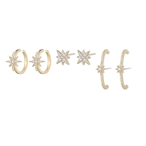 Détails de trois paires de boucles d'oreilles dorées avec étoiles et cristaux