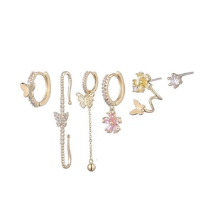 Vue détaillée du lot de 6 boucles d'oreilles de luxe dorées avec perles et zircone rose