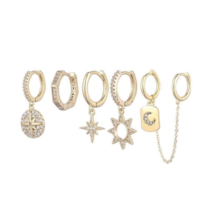 Détail du lot de 6 boucles d'oreilles dorées avec motifs soleil, lune et étoiles