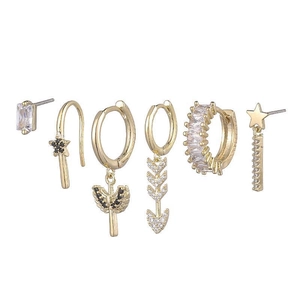 Détails d'un ensemble de 6 boucles d'oreilles dorées avec étoiles et zircons cubiques