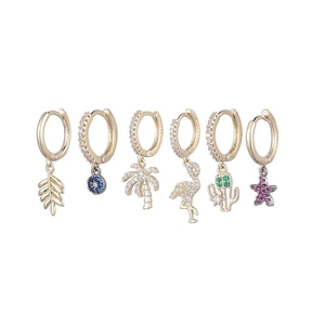 Détail d'un lot de 6 boucles d'oreilles avec motifs palmier, flamant rose et étoile