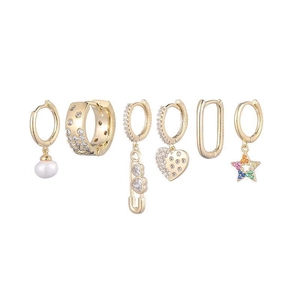 Détail de six boucles d'oreilles dorées avec perles, zircons et breloques en cœur