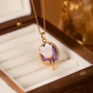 Detailansicht des Tulpenanhängers mit weißen Blüten und lila Emaille auf Goldkette