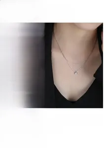 Détail macro du collier double couche en argent de style français avec pendentif zircon