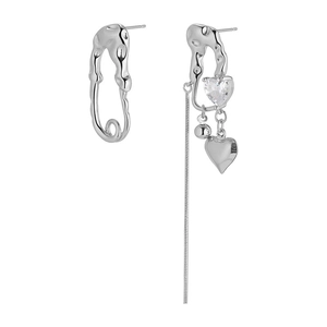 Asymmetrische silberne Ohrringe mit Herz-Zirkon, Metallkugel und langer Schlangenkette