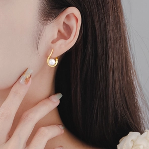Eleganti orecchini a goccia con perle dorate da donna con design geometrico minimalista