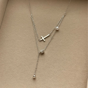 Collier double épaisseur argenté style français avec pendentif croix, perle et zircons