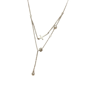 Collier double rang argenté avec pendentif croix, perles et curseur orné de strass