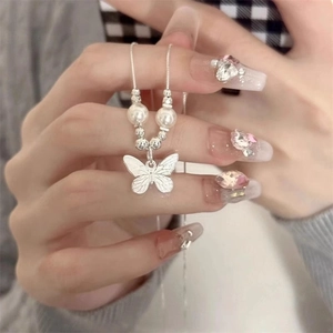 Collana con ciondolo a farfalla e perla francese, finitura argento e catena sottile