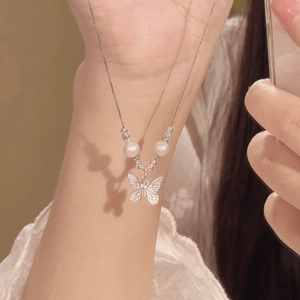 Collana con ciondolo a farfalla in argento con perle su catena sottile per donna