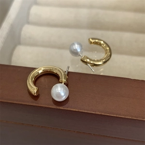 Elegant C-shaped gold-plated stud earrings with round white pearl in minimalist Korean style