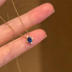 Französische Retro-Goldkette mit blauem Saphir-Anhänger und funkelnden Zirkonia-Details