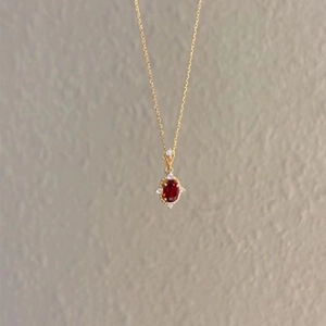 Französische Vintage-Goldhalskette mit ovalem rotem Edelstein und Zirkonia-Akzenten