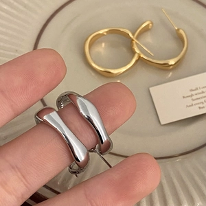 Boucles d'oreilles créoles minimalistes en forme de U ondulé, finitions or et argent