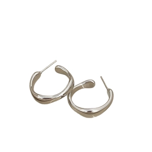 Boucles d'oreilles créoles argentées en forme de U au design minimaliste et organique