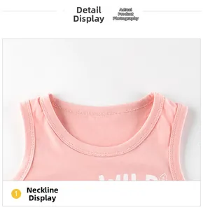 Dettaglio dello scollo con doppia cucitura su una canotta in cotone rosa per bambini