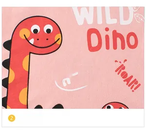 Dettaglio di tessuto rosa per bambini con stampe di dinosauri e scritte colorate