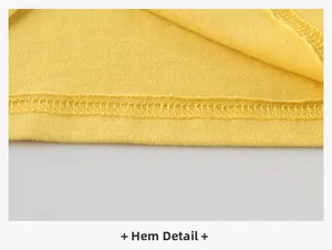 Dettaglio dell'orlo con doppia cucitura di una maglietta in cotone giallo