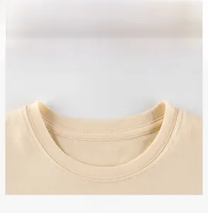 Détail du col rond côtelé sur ce t-shirt à manches courtes en coton pour enfants couleur crème