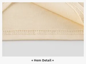 Gros plan de l'ourlet à double piqûre et de la texture maille fine du t-shirt enfant