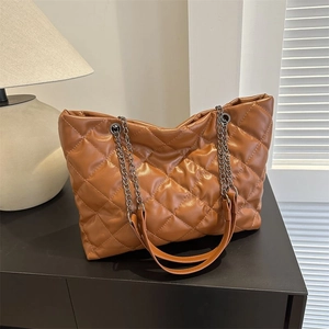 Elegante bolso tote acolchado color caramelo con cadena plateada para uso diario