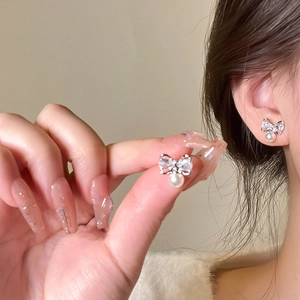 Boucles d'oreilles nœud en argent avec zircone et perles blanches élégantes
