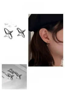 Vues détaillées de boucles d'oreilles étoile 3D en argent avec démonstration sur mannequin