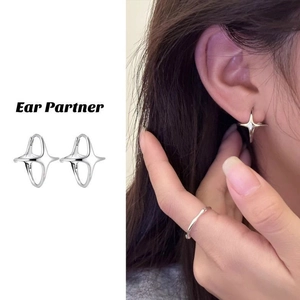 Boucles d'oreilles étoiles 3D argentées minimalistes avec démonstration de porté réelle