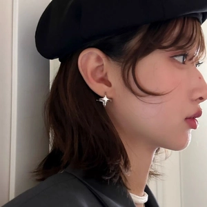 Boucles d'oreilles étoile argentées pour femmes portées pour un style minimaliste