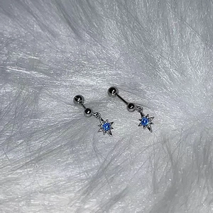 Boucles d'oreilles étoile en argent avec pendentif saphir bleu et fermoir perle