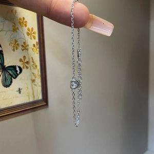 Elegant heart pendant bracelet with a sparkling central crystal on a fine silver chain