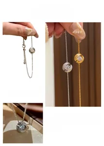 Makroaufnahme der Schwebekugel-Armbänder mit Mikro-Diamanten in Silber und Gold