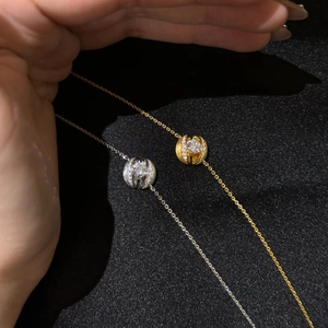 Exquisite Halskette mit schwebender Kugel und Mikro-Pavé-Diamanten in Gold und Silber