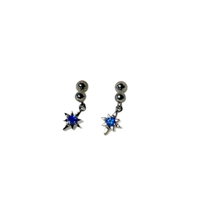 Boucles d'oreilles pendantes en forme d'étoile argentée avec perles et gemmes bleu foncé