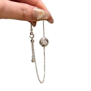 Eleganter Armreif mit schwebender Kugel, Mikro-Zirkonia und verstellbarer Silberkette