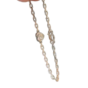 Elegant heart pendant link bracelet in silver finish for a minimalist chic women's look