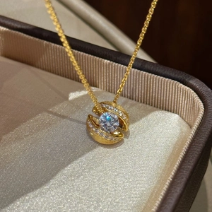Luxuriöse Goldkette mit schwebendem Hohlkugel-Anhänger und feinen Mikrodiamanten