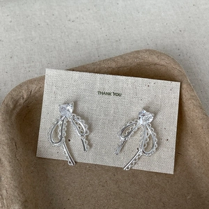 Boucles d'oreilles nœud et cœur en argent avec zircone sur carte cadeau 'Thank You'