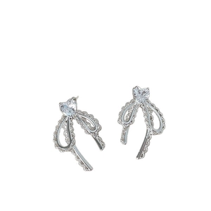 Boucles d'oreilles nœud en argent avec zircon en cœur et design en dentelle ajourée